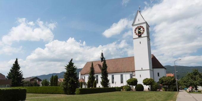 Römisch-Katholische Kirche mit Friedhof und Brunnen in Kappel. Römisch-Katholische Kirche mit Friedhof und Brunnen in Kappel.