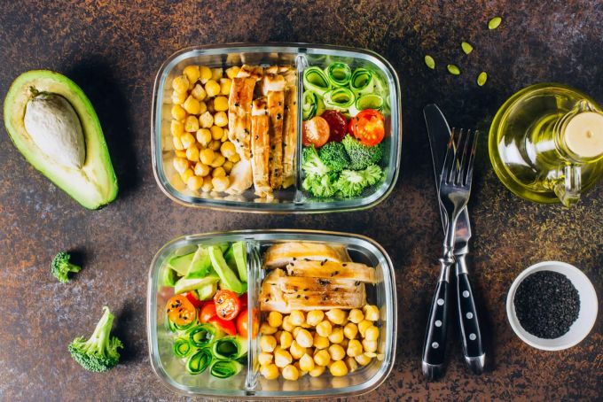 Mit Meal Prepping kann man jeden Tag gesund essen. Boxen mit Lebensmitteln