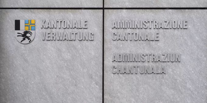 Beschriftung der Kantonalen Verwaltung von Graubünden in den Kantonssprachen Deutsch, Romanisch und Italienisch. graubünden