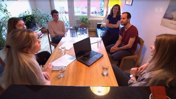 Hier versammeln sich die Mieter einer Liegenschaft im Zürcher Letzigrund-Quartier, welche allesamt die Kündigung per 30. Juni 2020 erhalten haben.. SRF Miete Coronavirus