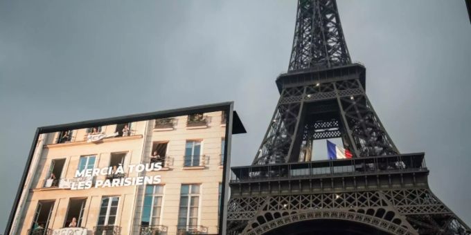 «Danke an alle Pariser» - heisst es am Eiffelturm «Danke an alle Pariser» - heisst es am Eiffelturm