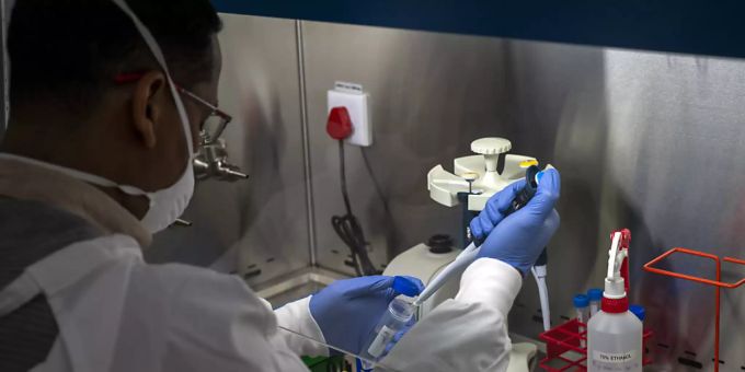 Auf diesem am 19.06.2020 zur Verfügung gestellten Foto hantiert ein Labortechniker mit medizinischen Proben, die von Mitgliedern des Chros «Ndlovu Youth Choir» für Covid-19-Tests in einer Klinik im Moutse Valley, 160 km nordöstlich von Johannesburg, Südafrika, entnommen wurden. Foto: Jerome Delay/AP/dpa Auf diesem am 19.06.2020 zur Verfügung gestellten Foto hantiert ein Labortechniker mit medizinischen Proben, die von Mitgliedern des Chros «Ndlovu Youth Choir» für Covid-19-Tests in einer Klinik im Moutse Valley, 160 km nordöstlich von Johannesburg, Südafrika, entnommen wurden. Foto: Jerome Delay/AP/dpa