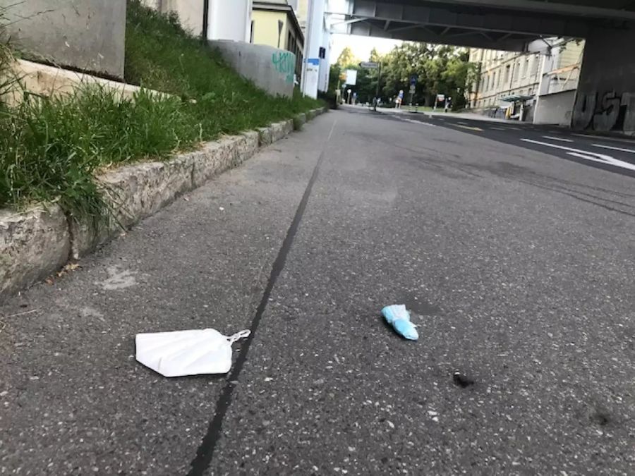 Gesichtet in der Nähe des Bahnhofs: Schutzmasken liegen zerknüllt auf dem Trottoir.