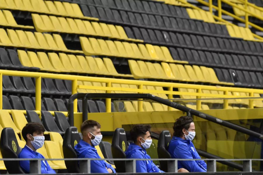 Triste Mienen der Schalke-Spieler beim ersten Spiel in der Bundesliga nach der Coronapause.