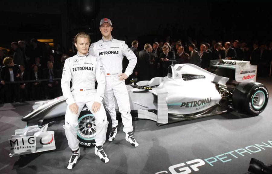 Die beiden F1-Piloten2010 bei der Präsentation ihres neuen Mercedes-Boliden.