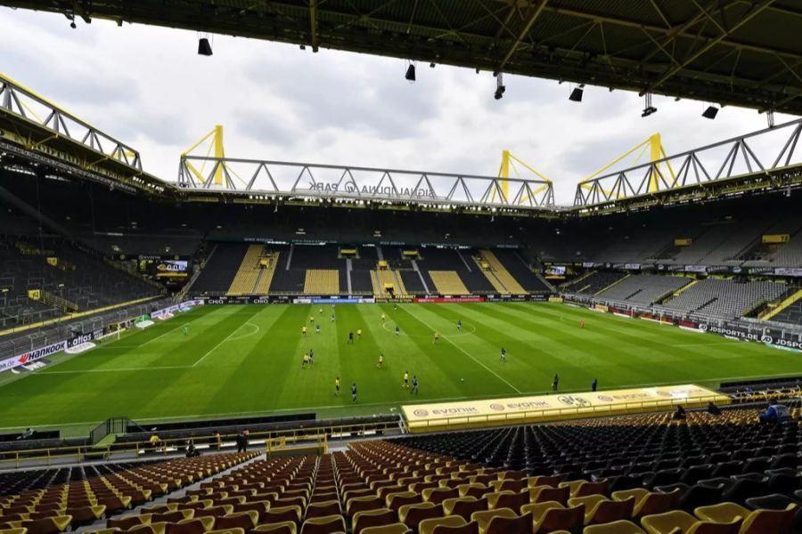 Auch das Revierderby zwischen dem BVB und Schalke 04 fand im grössten Stadion Deutschlands vor leeren Rängen statt.