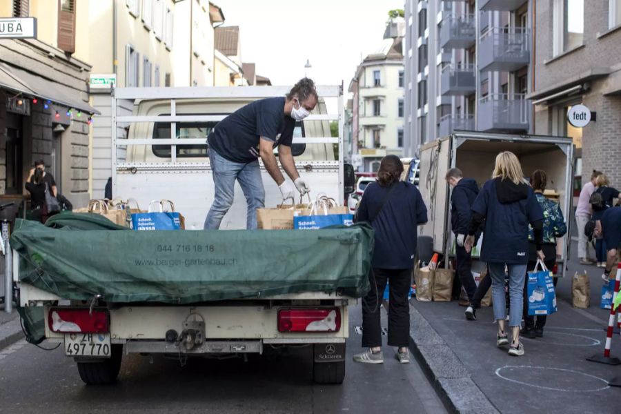 Der Verein «Incontro» verteilt während der Zeit des Coronavirus an der Zürcher Langstrasse Essen an Bedürftige.