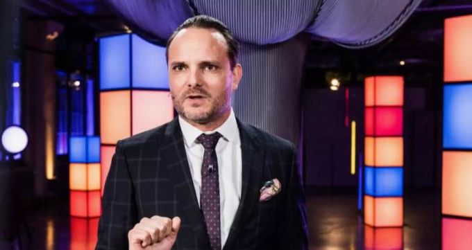 Dominic Deville gestikuliert im Schweizer Radio und Fernsehen. deville srf
