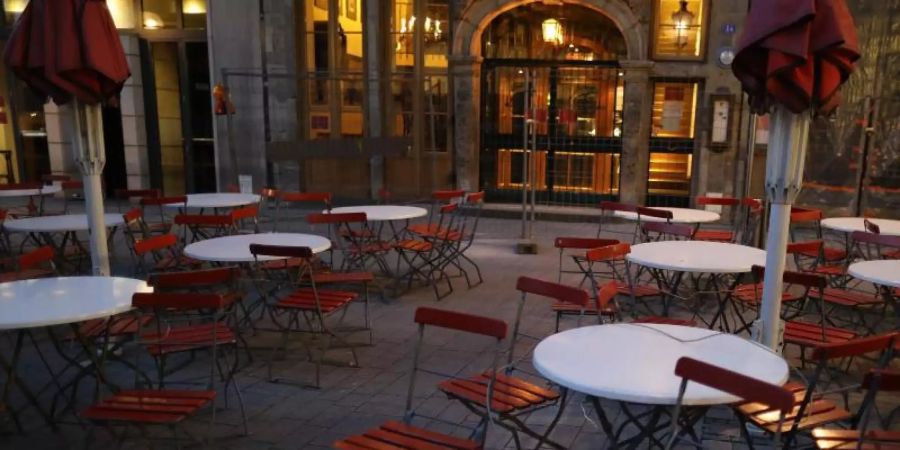 Leere Tische und Stühle vor einem Brauhaus in Köln. Foto: Oliver Berg/dpa