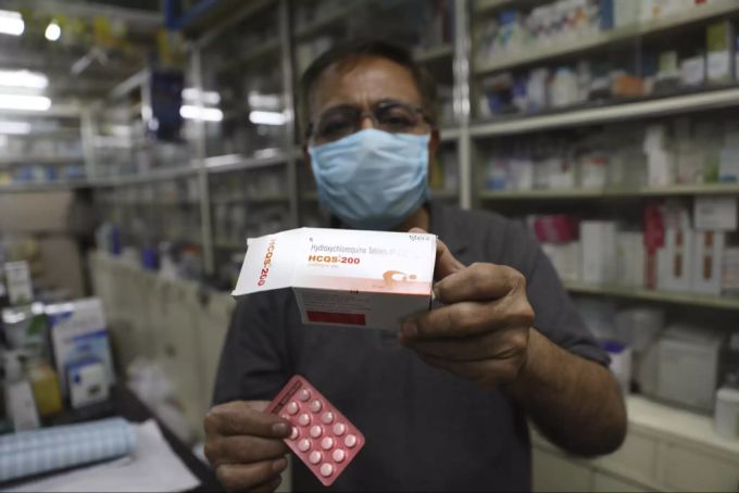 Ein indischer Apotheker zeigt eine Packung Hydroxychloroquin. Das Land stoppte zwischenzeitlich den Export. Hydroxychloroquin Medikament Coronavirus