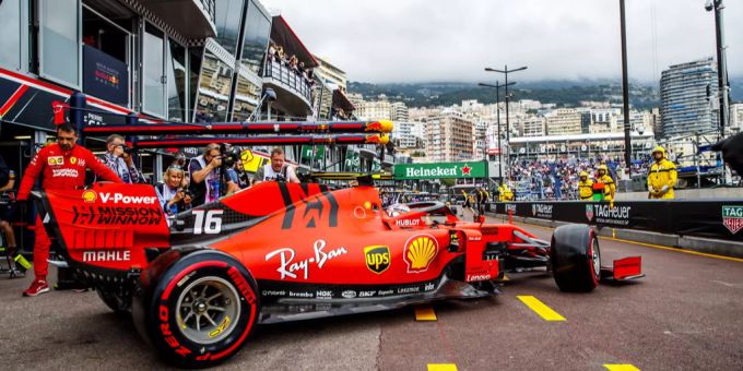 Ferrari-Pilot Charles Leclerc fährt auf dem Circuit de Monaco aus seiner Box. Formel 1