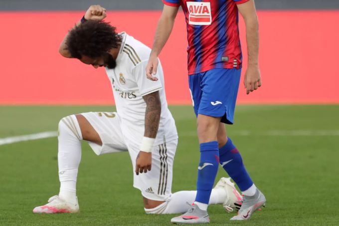 Klares Zeichen gegen Rassismus: Marcelo von Real Madrid kniet nach seinem Treffer auf den Rasen und reckt seine Faust in die Luft. Real Madrid Marcelo