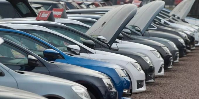 Neu- und Gebrauchtwagen bei einem Autohändler. Für eine Haftpflichtversicherung zahlt man bei verschiedenen Anbietern unterschiedlich viel. haftpflichtversicherung