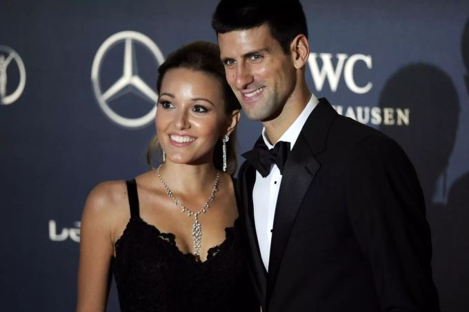 Djokovic lässt sich von Ehefrau Jelena die Haare schneiden