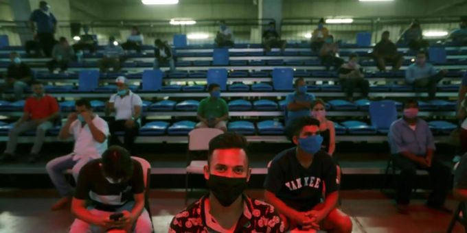 Menschen mit Masken in Sportzentrum in Managua Menschen mit Masken in Sportzentrum in Managua