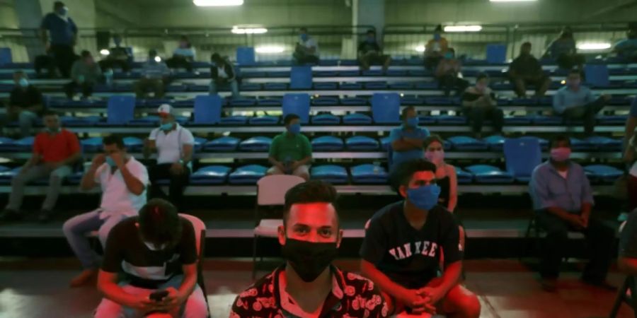 Menschen mit Masken in Sportzentrum in Managua