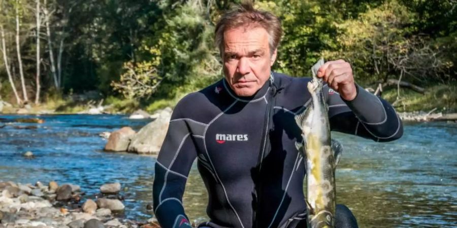 Hannes Jaenicke am Campbell River auf Vancouver Island in Kanada. Foto: Andre Becker/ZDF/dpa