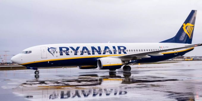 Eine Ryanair-Maschine spiegelt sich auf dem Flughafen Frankfurt (FRA) auf dem regennassen Rollfeld. Ryanair