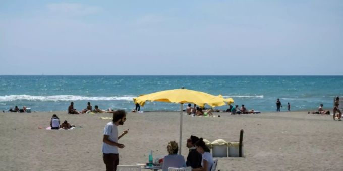Besucher am Strand von Ostia bei Rom Besucher am Strand von Ostia bei Rom