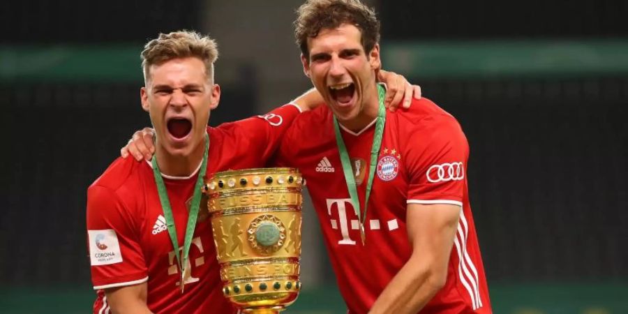 Riefen «We kick Corona» ins Leben: Joshua Kimmich (l) und Leon Goretzka. Foto: Alexander Hassenstein/Getty Images Europe/Pool/dpa