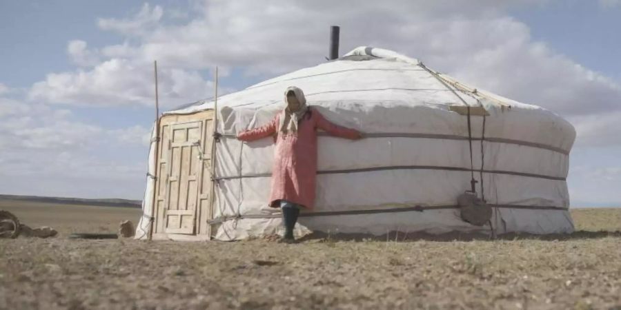 Uisenma Borchu spielt Wessi, die nach Jahren in Westeuropa in die Mongolei zurückkehrt. Foto: Alpenrepublik/dpa