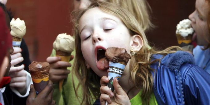Ein Kind isst eine Glace von Ben & Jerry's. Ben & Jerry's
