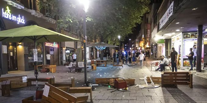 Bei Auseinandersetzungen mit der Polizei haben dutzende gewalttätige Kleingruppen die Stuttgarter Innenstadt verwüstet und mehrere Beamte verletzt. Foto: Simon Adomat/dpa Bei Auseinandersetzungen mit der Polizei haben dutzende gewalttätige Kleingruppen die Stuttgarter Innenstadt verwüstet und mehrere Beamte verletzt. Foto: Simon Adomat/dpa