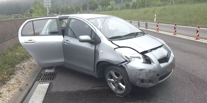 Es entstand erheblicher Sachschaden. Alleinunfall