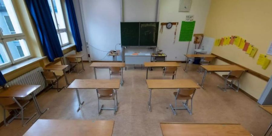 Ein Klassenzimmer im Rupprecht-Gymnasium in München ist mit dem vorgeschriebenen Mindestabstand aufgestellt. Foto: Sven Hoppe/dpa