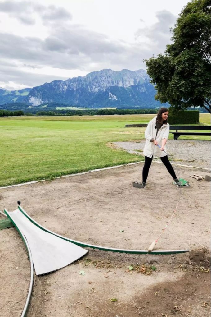 Melanie Oesch beim Hornussen im «Donnschtig-Jass». mela