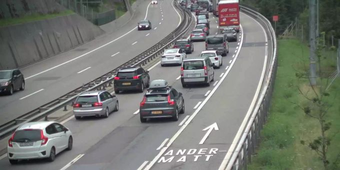 Schon gegen 10 Uhr morgens stauten sich die Autos vor dem Gotthardtunnel in Richtung Süden. Gotthard-Strassentunnel