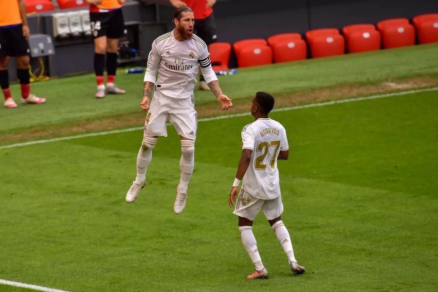 Sergio Ramos (l.) von Real Madrid feiert nach seinem Tor zum 1:0 per Elfmeter.