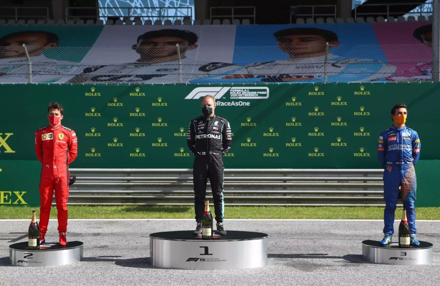 Social Distancing in der Formel 1: Charles Leclerc (Platz 2/Ferrari), Sieger Valtteri Bottas (Mercedes) und Lando Norris (Platz 3/McLaren).