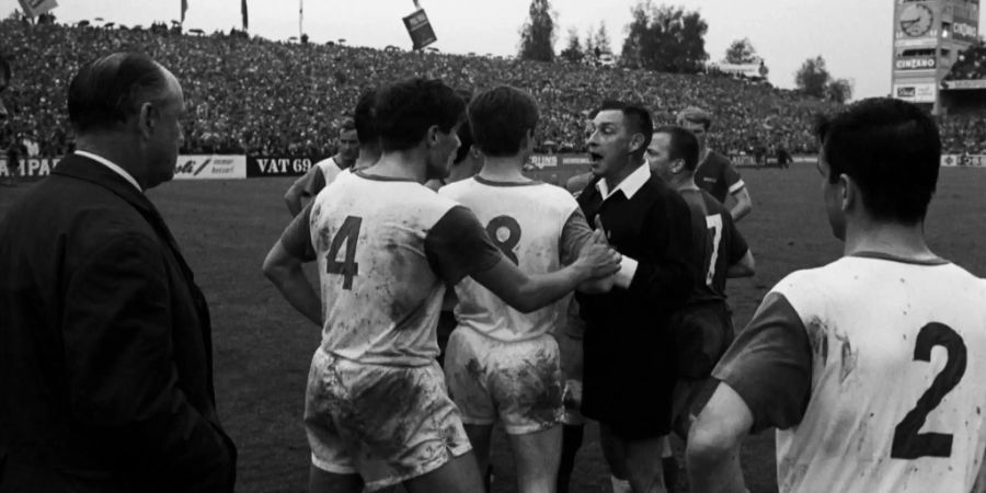 Die Lausanne-Spieler protestierten bei Schiri Karl Göppel nach dessen Penalty-Entscheidung im Cupfinal 1967.