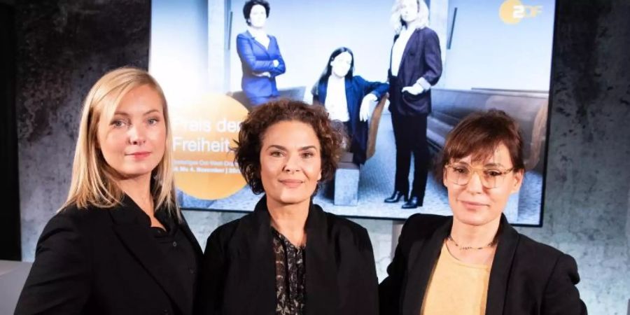Nadja Uhl (l-r), Barbara Auer und Nicolette Krebitz stellen den ZDF-Dreiteiler «Der Preis der Freiheit» in Hamburg vor. Foto: Christian Charisius/dpa