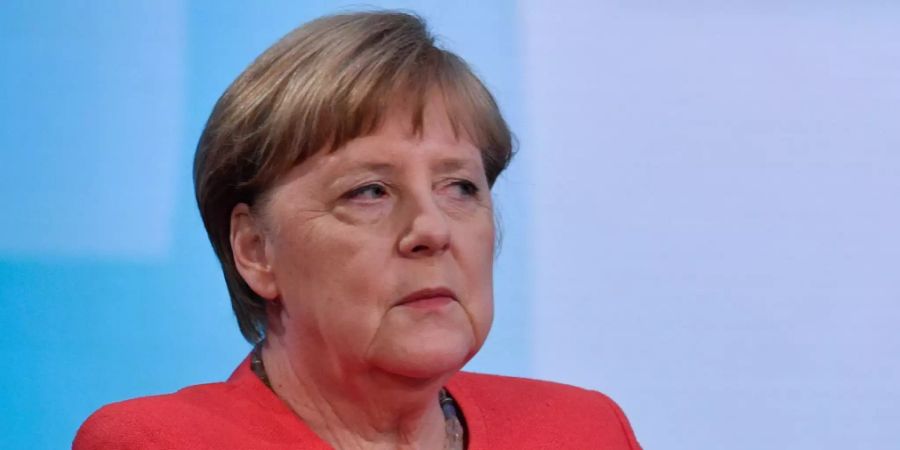 Bundeskanzlerin Angela Merkel wartet Anfang Juni auf den Beginn eines Interviews. Foto: John Macdougall/AFP/POOL/dpa