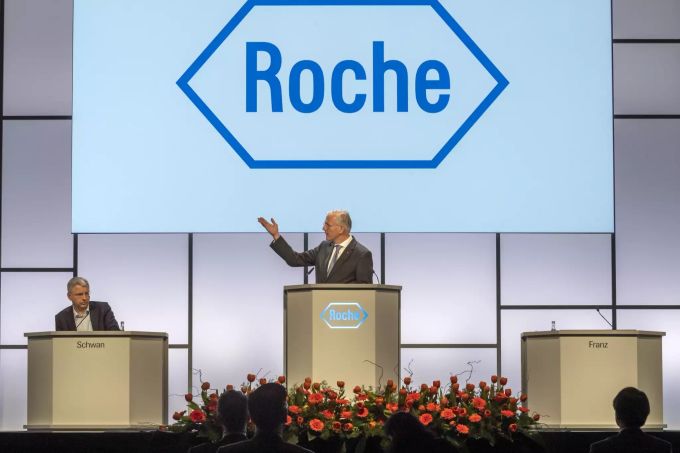 Severin Schwan (links), Hauptgeschäftsführer der der Roche-Gruppe, und Christoph Franz, Verwaltungsratspräsident Roche, nehmen an der Generalversammlung des Schweizer Pharmakonzerns Roche teil. Coronavirus - Schweiz