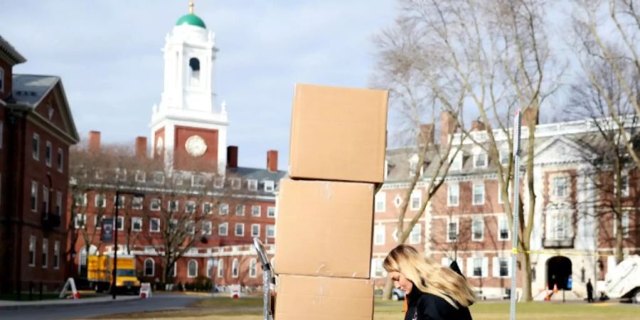 Harvard-Studentin vor Schliessung der Uni auf dem Campus