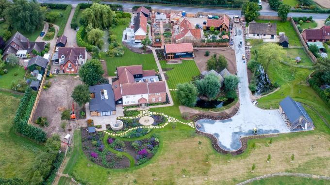 Ed Sheerans Anwesen gleicht einem kleinen Dorf. ed sheeran