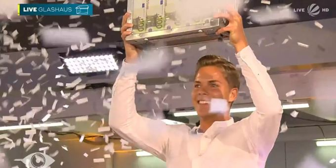 «Big Brother»: Cedric hält seinen Gewinn in die Höhe. Big Brother