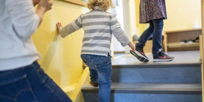 Kinder in einer Krippe. krippe