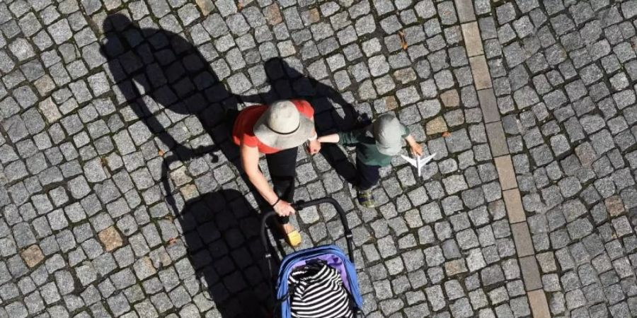 Laut einer Bertelsmann-Studie führt die Entscheidung für ein Kind bei Frauen durchschnittlich zu Einbussen von rund 40 Prozent. Bei drei oder mehr Kindern sogar von bis zu 70 Prozent. Foto: Jens Kalaene/dpa-Zentralbild/dpa