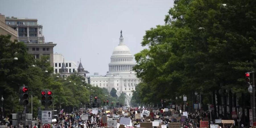 Zehntausende haben in den USA friedlich gegen Rassismus demonstriert - hier in Washington. Foto: Liu Jie/XinHua/dpa