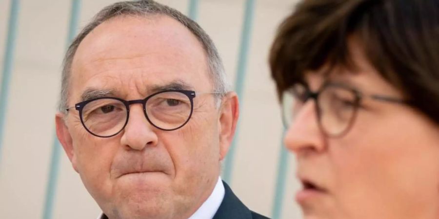 Die SPD-Bundesvorsitzenden Norbert Walter-Borjans und Saskia Esken werden von Arbeitnehmervertretern in der Autoindustrie scharf kritisiert. Foto: Kay Nietfeld/dpa