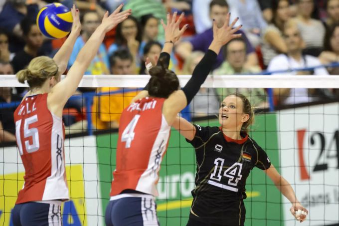 Margarete Kozuch (re.) im Einsatz für das deutsche Nationalteam gegen die USA im Jahr 2014. Margarete Kozuch Deutschland USA