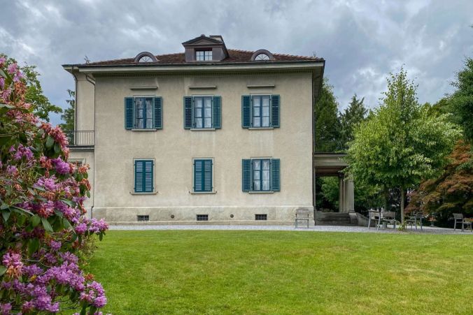 Die Villa Isler von der Seite mit aussen Sitzplätzen.