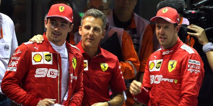 Sieger Sebastian Vettel aus Deutschland vom Team Scuderia Ferrari (r) steht neben seinem Zweitplatzierten Teamkollegen Charles Leclerc aus Monaco und Inaki Rueda (M) aus Spanien, Chefstratege vom Team Scuderia Ferrari. sebastian Vettel ferrari Leclerc