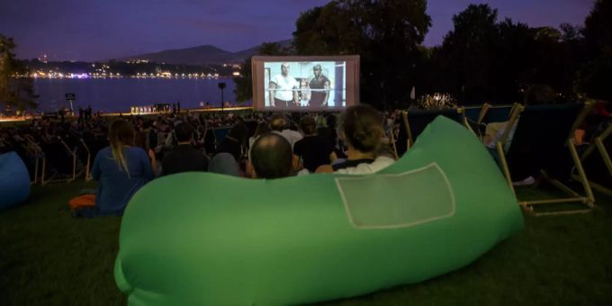 Menschen sehen sich an einem Open Air Kino einen Film an. (Symbolbild) open air kino
