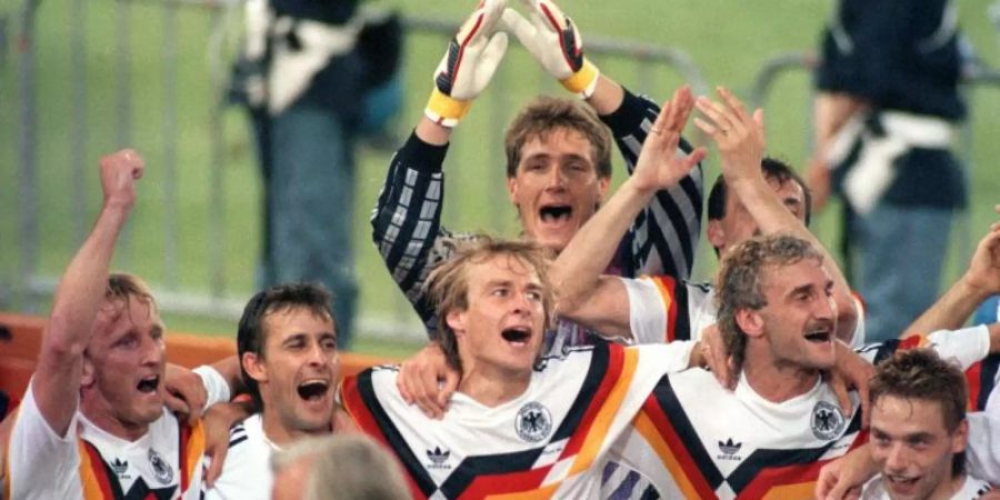 Die deutsche Nationalmannschaft jubelt 1990 über den Gewinn der Fussball-WM im Olympiastadion von Rom. Foto: Frank Kleefeldt/dpa