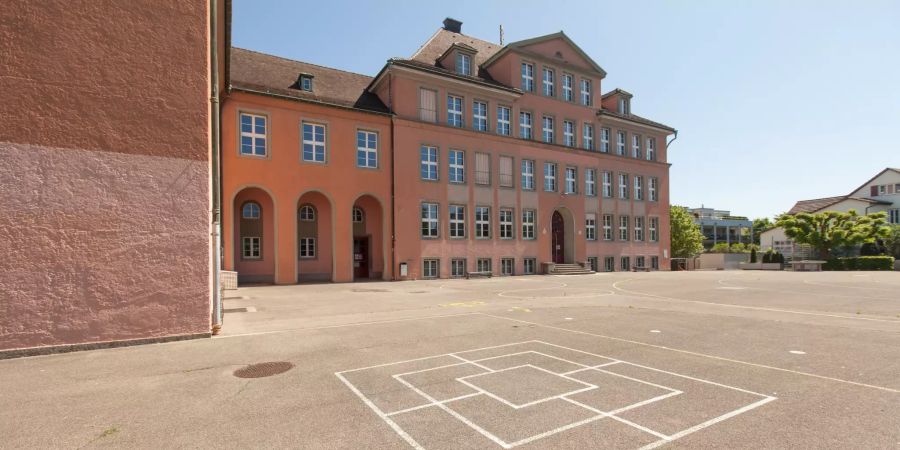 Die Primarschule Dorf in Dübendorf.